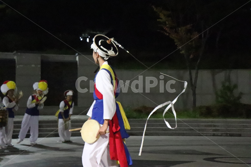 채상,한국,공연,소고,풍물,traditional,korea,performance,한국전통,한국문화,korean traditional,korean culture,사람,인물,인간,human,person,축제,행사,festival,carnival,event,악기,음향기기,musical instrument,musical equipment
