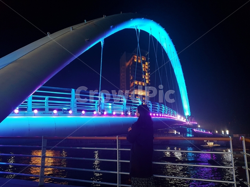 강릉,내일로,강문교,다리,야경,밤바다,옆모습,인물,폰카메라,갤럭시S7,강원도,여행,혼자여행,YOLO,뒷모습,야경,밤,풍경,nightscape,night,landscape,사람,인물,인간,human,person,여성,여자,woman,female,lady,인물실루엣,사람실루엣,character silhouette,human silhouette,고독함,외로움,쓸쓸함,우울함,슬픔,lonely,solitary,building,건물,bridge,handrail,난간,banister