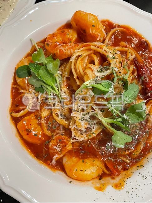 tomato spaghetti,restaurant,plate,bowl,food,meal,dish,pasta