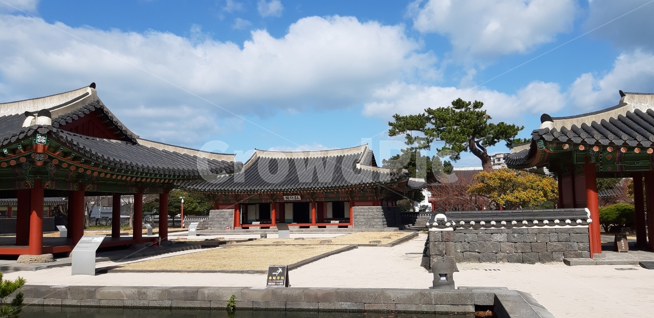 제주,제주목관아,기와,구름,푸른하늘,한국전통,한국문화,korean traditional,korean culture,건축물,건물외관,exterior,building,structure,architecture,construction