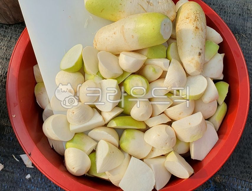 Radish kimchi,green,radish,Kimchi Ingredients,vegetable,green vegetables,food,red bucket,Kimchi Vegetables,cutting board