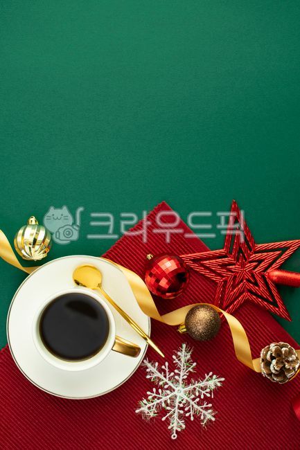 성탄절,크리스마스,배경,카피공간,커피,별,리본,데코레이션,음료,데코,잔,골드,카페,먹을것,공,차,장식,컨셉,접시,백그라운드,꾸밈,테이블,빨강,기념일,초록,이벤트,마시다,카페인,머그잔,hot,성탄,커피잔,받침,탁자,갈색,아침식사,에스프레소,다방,테이블매트,받침접시,메리크리스마스,성탄절,merry christmas