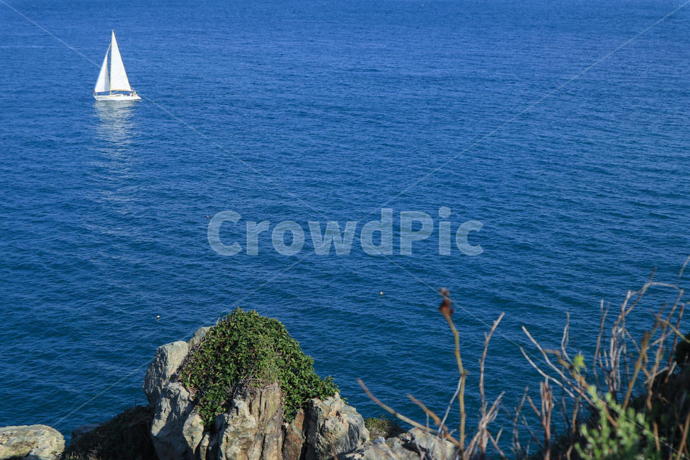 바위,rock,보트,boat,선박,바다,sea,수평선,요트,watercraft,푸른,파란,자연,nature,맑은,하늘,구름,vessel,yacht,해안선,ocean