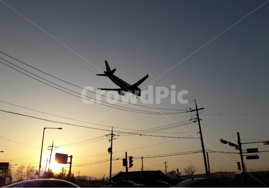 비행기,노을,하늘,착륙,비행,여행,항공기,공항,여객기,교통,교통수단,traffic,transportation