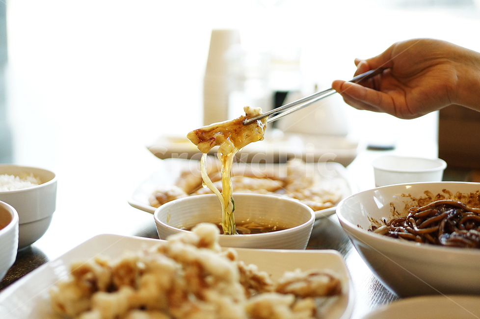 탕수육,찍먹,중화요리,짜장면,food,meal,식사,요리,상차림,사람,person,음식,식재료,요리,food,cook,meal,dishes,food reserves,육류,고기,meat,중식,중국음식,중화요리,chinese food,chinese dishes,chinese meal,chinese cook