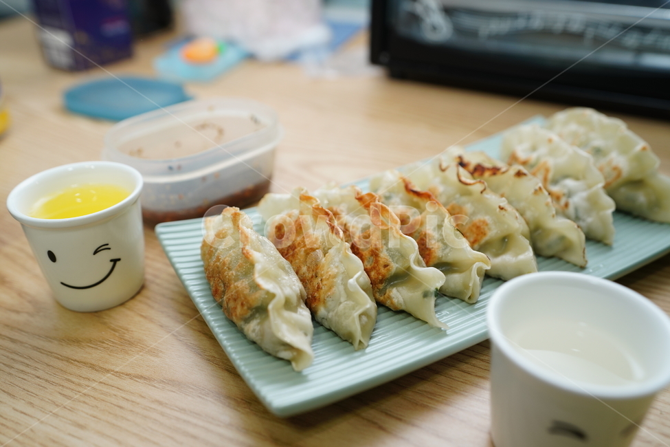 음식,만두,군만두,접시,먹거리,푸드,간식,술안주,안줏거리,식탁,food,먹방,플레이팅,요리,음식,식재료,요리,food,cook,meal,dishes,food reserves,디저트,간식,후식,dessert,snack