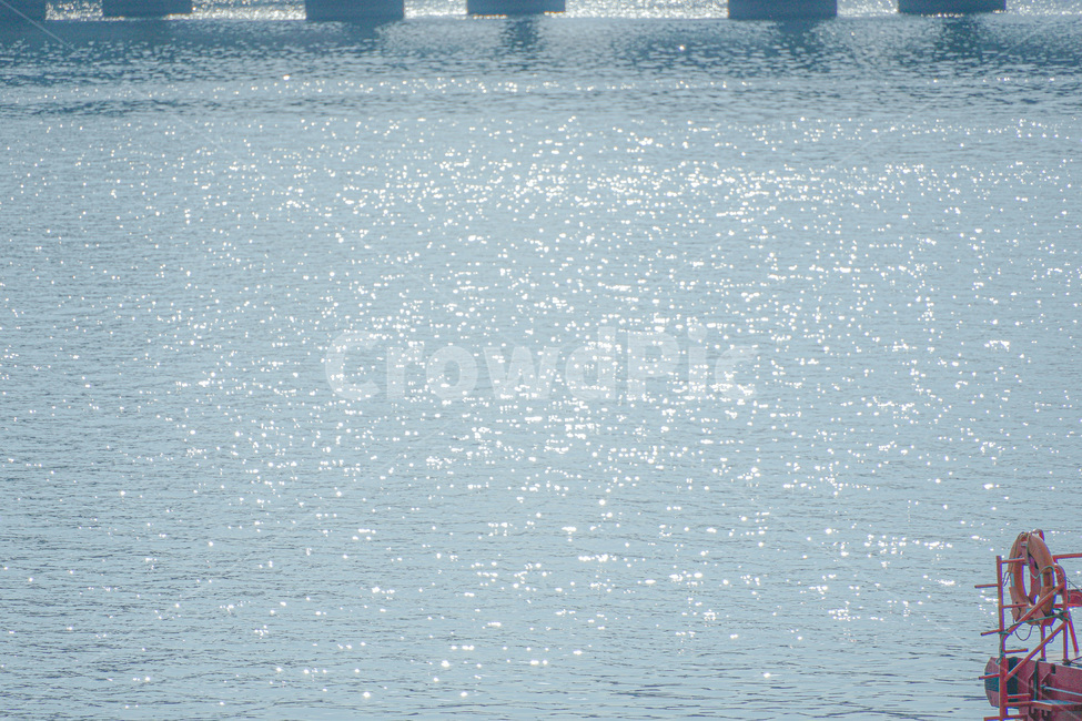 강물,햇빛,반사,선박,watercraft,vessel,교통,transportation,차량,vehicle,강,river,sun,light,자연,풍경,nature,landscape