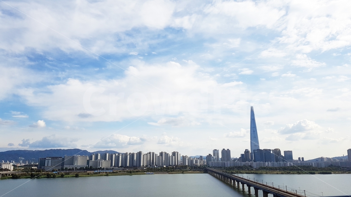 하늘,구름,자연,푸름,파랑,하양,야외,여름,상쾌,청량,롯데타워,한강,강변,다리,풍경,전경,타워,마천루,랜드마크,도시,풍경,city,landscape,한국도시풍경,한국도시경관,korea cityscape,랜드마크,landmark,tourist attraction,한국랜드마크,한국관광지,한국명소,korea landmark,korea tourist attraction,building,건물,시티,town,urban,어반,steeple,뾰족한 탑,tower,탑,spire,첨탑,architecture,건축물,metropolis,중심지