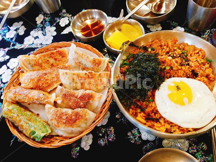 음식,튀김,튀김만두,볶음밥,맛집,김치볶음밥,계란후라이,단무지,만두,고추만두,새우만두,고기만두,김치만두,김가루,한식,food,fries,rice,red,hot