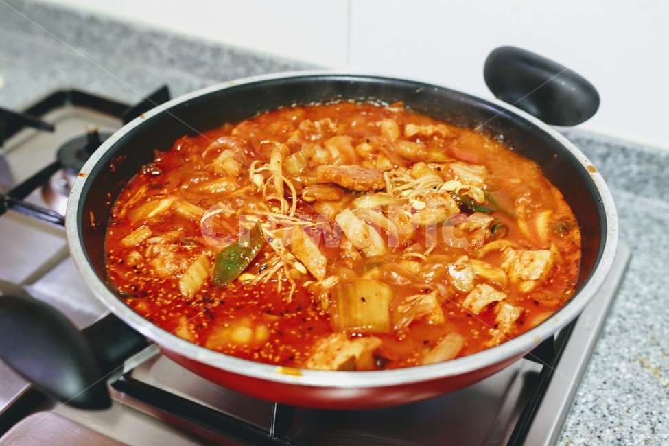 찌개,김치찌개,볶음,돼지고기,제육,요리,냄비,가스렌지,조리