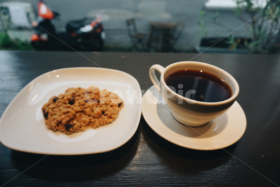 커피,차,쿠키,카페,블랙커피,찻잔,여유,휴식,과자,간식,티타임,비스킷,coffee,cookie,breaktime,blackcoffee