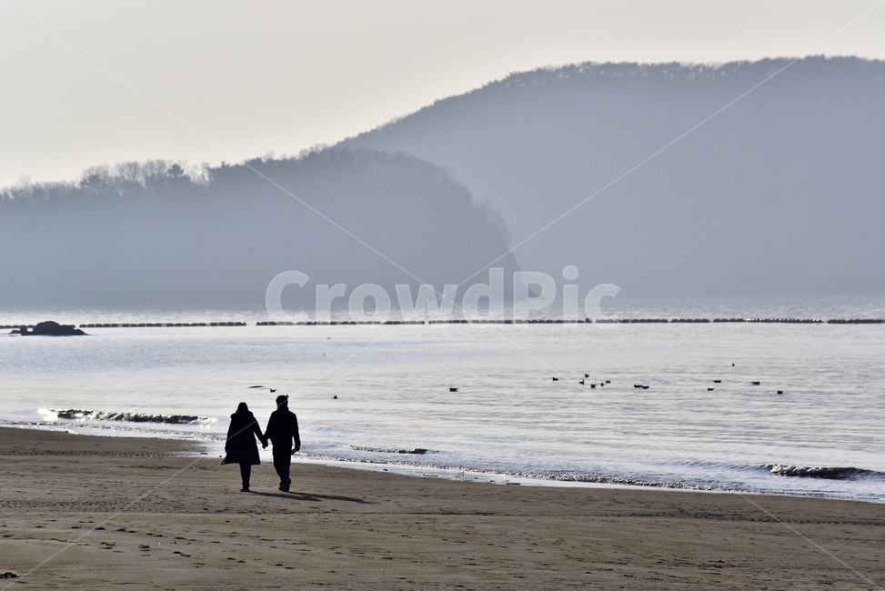 커플,연인,바닷가,남녀,사람들,sunset,sea,해변가,해질녘,human,한국자연풍경,한국자연경관,모래사장,백사장,해수욕장,겨울바다,배경,바탕,백그라운드,다정한,outdoor,자연,water,인간,person,사람,nature,물,함께,ocean,바다,한쌍,파도,섬,실루엣,해안,힐링,옥외,아웃도어,야외,휴식,낭만,healing,평화로운,해변,바다,beach,sea