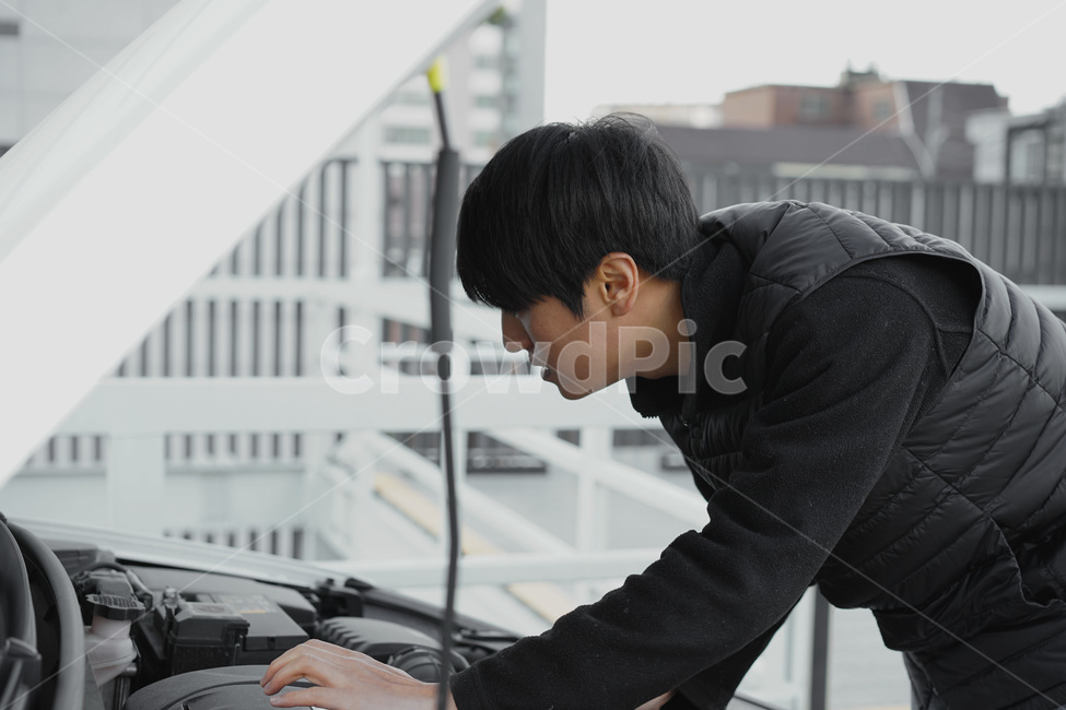 자동차,차량,수리,자동차정비,자동차정비기사,자동차점검,남자,엔진,사고차량,사람,인물,인간,human,person,남성,남자,man,male,교통,교통수단,traffic,transportation