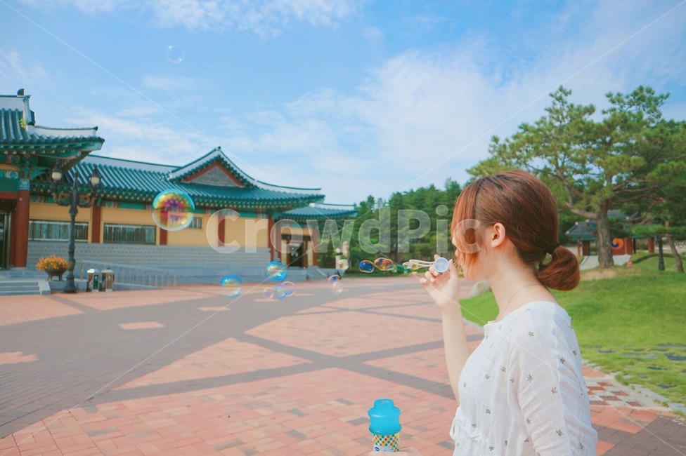 비눗방울,여자,bubbles,soapbubbles,동심,여름,summer,travel,healing,sensible,감성,자연,경관,배경화면,오죽헌,강원도,단발,머리묶은여자,염색한여자,shortcutwoman,person,사람,모델,하늘,나무,풍경,landscape,사람,인물,인간,human,person,여성,여자,woman,female,lady