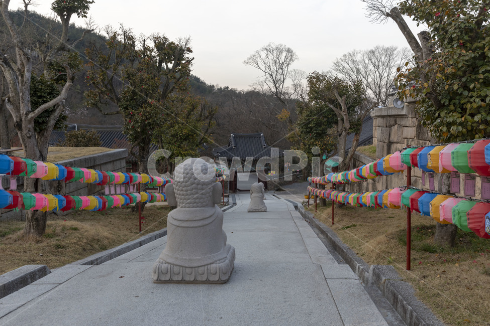 화엄사,사찰,전통건축물,불교,연등,조각상,동자상,삼불,기와,단청,풍경,전경,건축물,신사