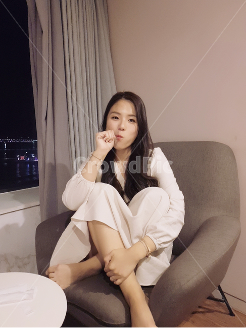 person,의복,clothing,사람,human,의류,인간,apparel,양치하는여자,양치하는사람,양치,여자,여자앞모습,여성,여자,woman,female,lady