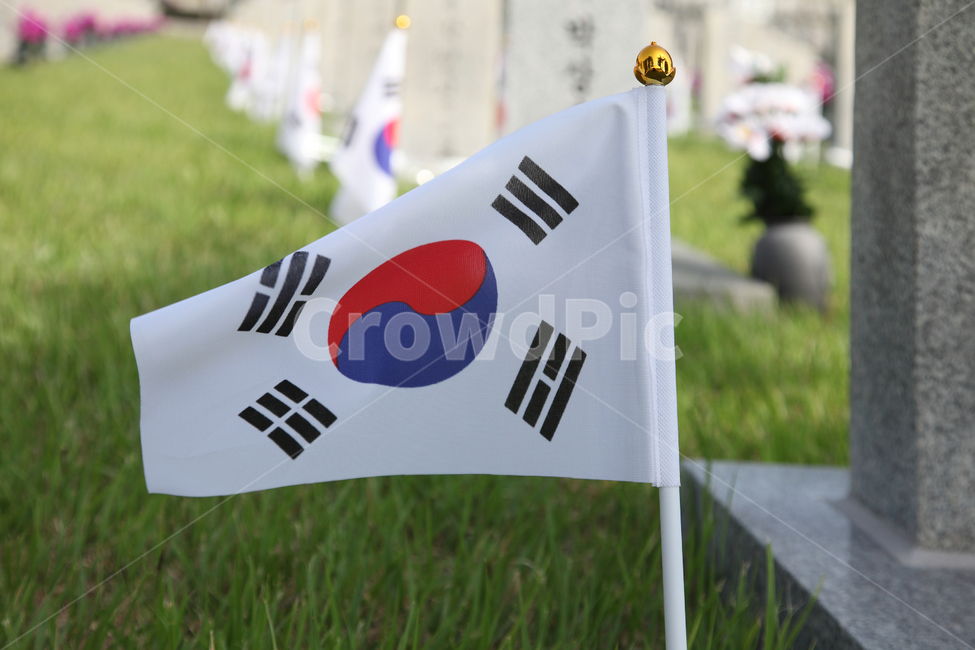 국립현충원,국립,현충원,국립묘지,태극기,국기,깃발,애국,휘날리는,애국심,호국,보훈,호국보훈,대한민국,군인,국군,국군묘지,묘지,비석,전쟁,순국선열,국가유공자,참전용사,추모,야외,실외,풍경,현충일,잔디,그린,동작동,동작구,서울,한국