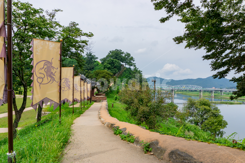 공산성,공주,백제,유적지,문화재,강변,오솔길,산책로,길,path,walkway,pathway,깃발,flag,road,강길