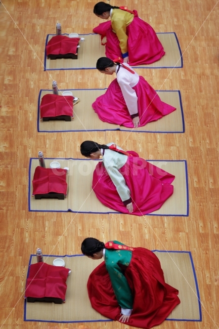 전통,차,한복,절,여성,다도,한국,예의,댕기머리,명절,설,추석,한국전통,한국문화,korean traditional,korean culture,한복,한국전통의상,hanbok,korean traditional clothes,사람,인물,인간,human,person,여성,여자,woman,female,lady,연출,컨셉,콘셉,direction,concept