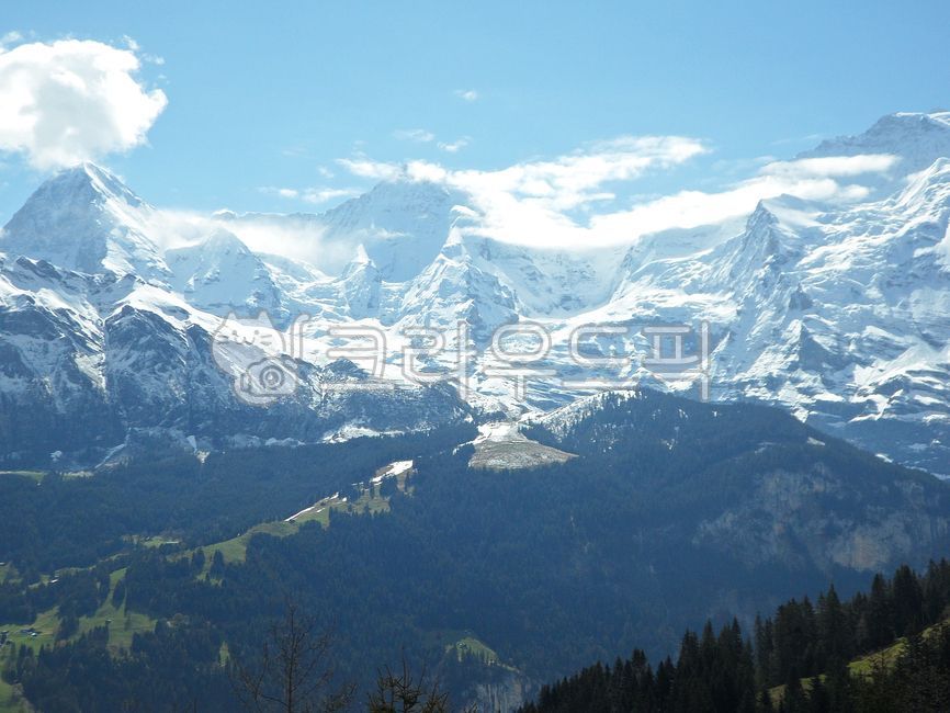 mountainrange,glaciallandform,Alps,overseas scenery,mountain,high,view,mountainouslandforms,highland,sky,foreign natural scenery,switzerland,mountain range,slope,snow,covered,world natural scenery,valley,glacial terrain,overseas natural scenery,alps,mount