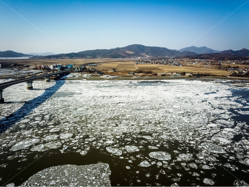 강화도,겨울바다,바다,드론,드론사진,초지대교,다리,유빙,바다유빙,겨울,섬,동명항,겨울,계절,winter,season,자연,풍경,nature,landscape,vehicle,차량,transportation,교통,watercraft,선박