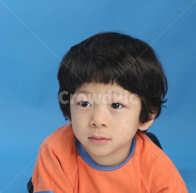 얼굴표정,남자아이,어린아이,미소,웃음,응시,관심,스마일,얼굴,사람,인물,인간,어린이,감정표현,수줍음,기분,kid,smile,human,boy,person,facial,expression,child,children,feeling,face,emotion,사람,인물,인간,human,person,얼굴표정,facial expression,face,어린이,어린아이,child,children,kid,감정표현,기분,feeling,emotion