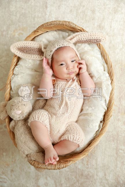 person,사람,아기,남자아기,토끼인형,바구니,50일