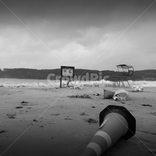 바다,바닷가,모래,모래사장,해수욕장,수상구난시설,119,해양구조대,감시대,구면튜브,구명환,태풍,바람,파도,흑백사진,정방형,11,해변,바다,beach,sea,흑백,모노톤,monochrome,black and white