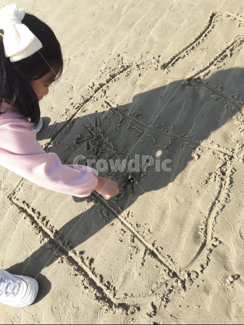 낙서,모래그림,소녀,sandpicture,littlegirl,scribble,doodle,beach,coast,child,apparel,의복,clothing,의류,human,인간,person,사람,drawing
