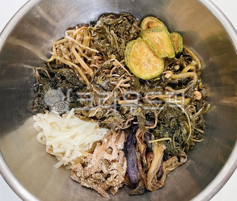 보름나물,정월대보름나물,대보름나물,보름음식,대보름음식,정월대보름음식,모듬나물,나물볶음,볶음,나물,음식,식사,양푼비빔밥,양푼비빔,양푼이비빔밥,얀푼이비빔,곤드레나물,곤드레,곤드레나물볶음,참깨,깨,아주까리,아주까리나물,아주까리나물볶음,무나물,무,무나물볶음,취나물볶음,취나물,시래기,시래기나물,시래기나물볶음,고구마줄기,고구마줄기나물,고구마줄기나물볶음,건가지볶음,가지나물,가지볶음,건가지,건가지나물,호박,건호박,건호박볶음,호박볶음,토란대볶음,토란대나물볶음,토란대들깨볶음,들깨,토란대,food,meal,sesame