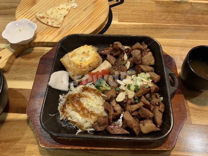 스테이크,철판,샐러드,피자,식당,식사,외식,고기,식탁,steak,ironplate,salad,pizza,restaurant,eatout,dine,meat,table