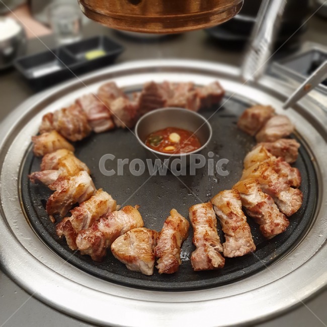삼겹살,목살,식당,회식,삼겹살집,목살집,삼겹살맛집,서촌맛집,멜젓,한국인의식탁,회식장소,고기,고깃집,쌈장,마늘구이,마늘,데이트,육류,고기,meat