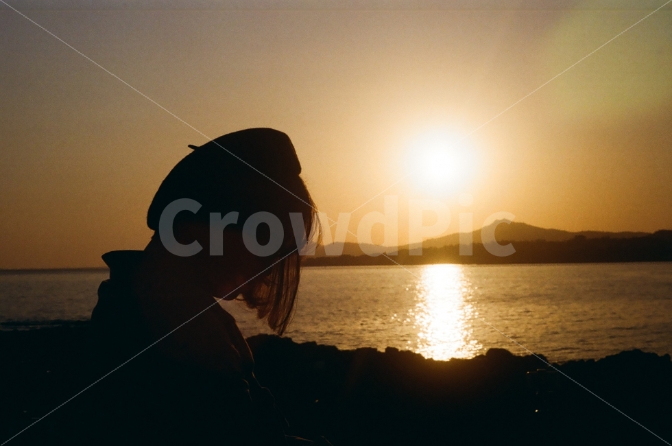 단발,석양,일몰,인물,실루엣,역광,제주,여행,필름,필름사진,sunset,인물사진,아날로그,도전테마,소녀,기도,감성사진,사람,인물,인간,human,person,여성,여자,woman,female,lady,인물실루엣,사람실루엣,character silhouette,human silhouette,고독함,외로움,쓸쓸함,우울함,슬픔,lonely,solitary,sunlight,햇빛,light,빛,flare,플레어,nature,자연