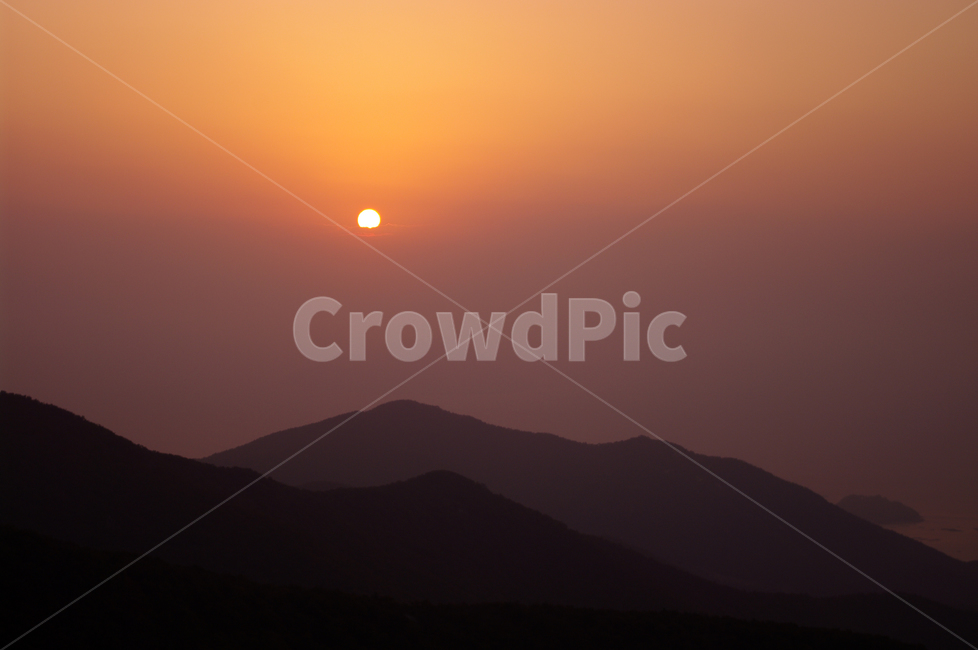 노을,하늘,산,구름,일출,풍경,자연,풍경,nature,landscape,outdoors,옥외,sky,sunset,일몰,dusk,황혼,dawn,새벽,red sky,붉은 하늘
