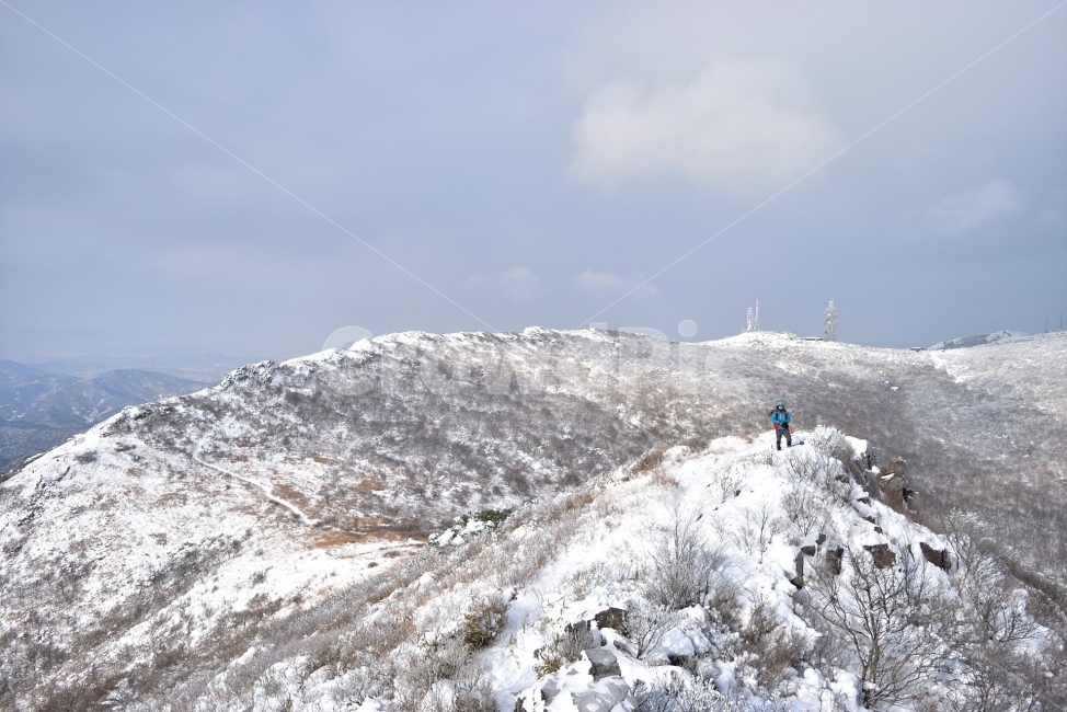 무등산,국립공원,풍경,힐링,산행,설경,상고대,서리꽃,서석대,입석대,안양산,백마능선,장불재,증심사,중봉,중머리재,천왕봉,지왕봉,Korea,National,Park,눈풍경,등산,주상절리,판타스틱,겨울왕국,겨울,지질공원,인왕봉,천지인,설국,2018년,1월,눈꽃,파란하늘,트레킹,winter,landscape,감성,아름다운,황홀한,장관,비경,선경,최고,겨울,계절,winter,season,자연,풍경,nature,landscape,한국자연풍경,한국자연경관,korea nature landscape,outdoors,옥외,adventure,모험,leisure activities,레저 활동,mountain,산,person,사람,human,인간,ice,얼음,mountain range,산맥