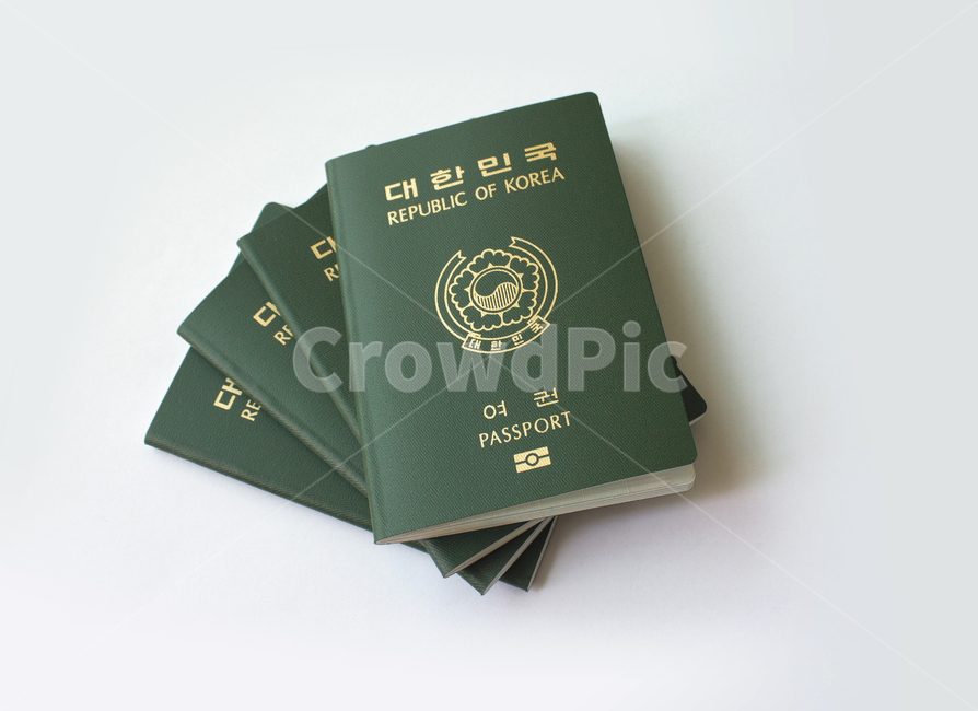 passport,id,business,card,citizen,emigration,identification,identity,international,korea,pass,republicofkorea,security,신분증,여권,한국여권,대한민국여권,사물,물건,한국,대한민국,탑,탑뷰,탑앵글,다수,여러개,여행,표지,겉면,비지니스,녹색,그린,초록색,흰배경,여행,휴가,traveling,vacation,trip