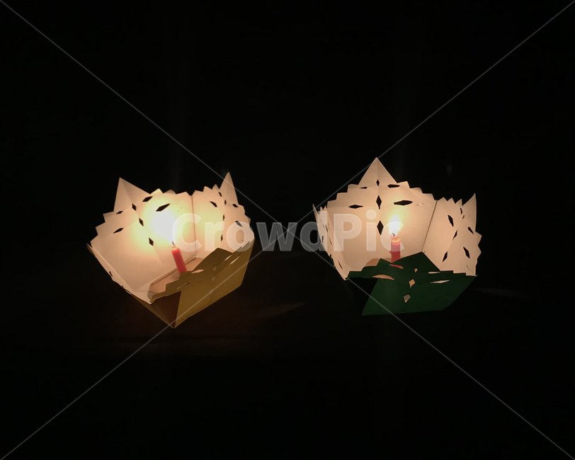 종이,양초,초,밤,불빛,빛,야외,불,옥외,사물,아름다움,art,beautiful,beauty,black,brightly,candle,candlelights,candles,candleslight,colorful,concept,dark,fire,light,lightup,night,object,paper,paperbowl,redcandles,shining,white