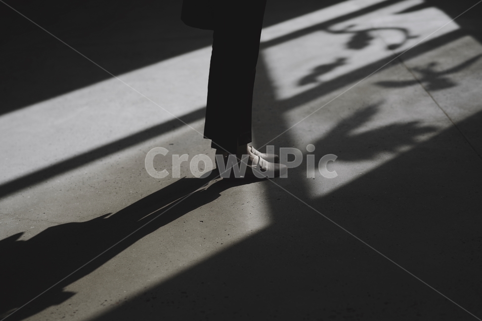 그림자,발,다리,shadow,감성사진,감성,foot,feet,신발,구두,슈즈,shoes,실루엣,사람,인물,인간,human,person,여성,여자,woman,female,lady,패션스타일,의상,fashion,style,고독함,외로움,쓸쓸함,우울함,슬픔,lonely,solitary,흑백,모노톤,monochrome,black and white
