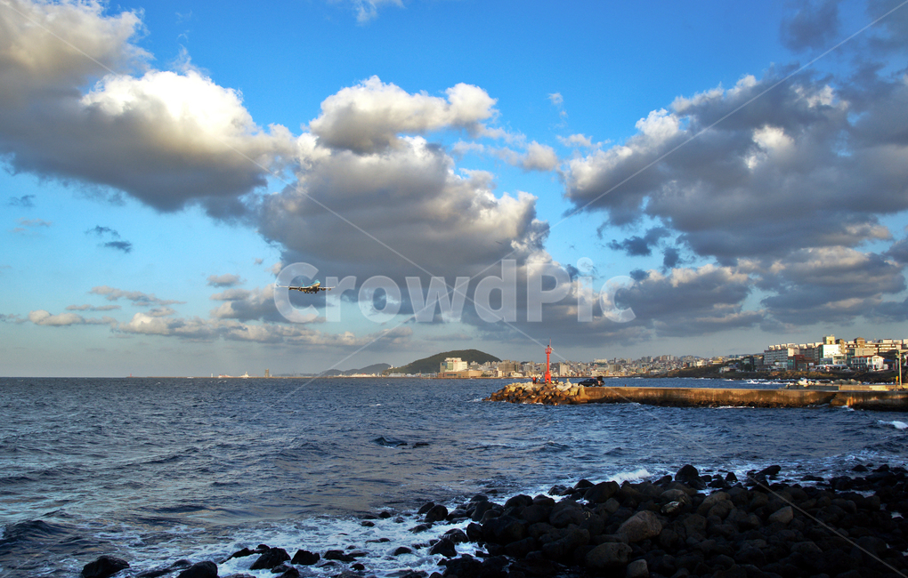 제주,탑동해변,구름,비행,제주바다,자연,풍경,nature,landscape,한국자연풍경,한국자연경관,korea nature landscape,등대,lighthouse,제주도,jeju,jeju island,weather,날씨,land,땅,outdoors,옥외,ocean,대양,water,물,sea,바다,shoreline,해안선,cumulus,적운,cloud,sky,하늘