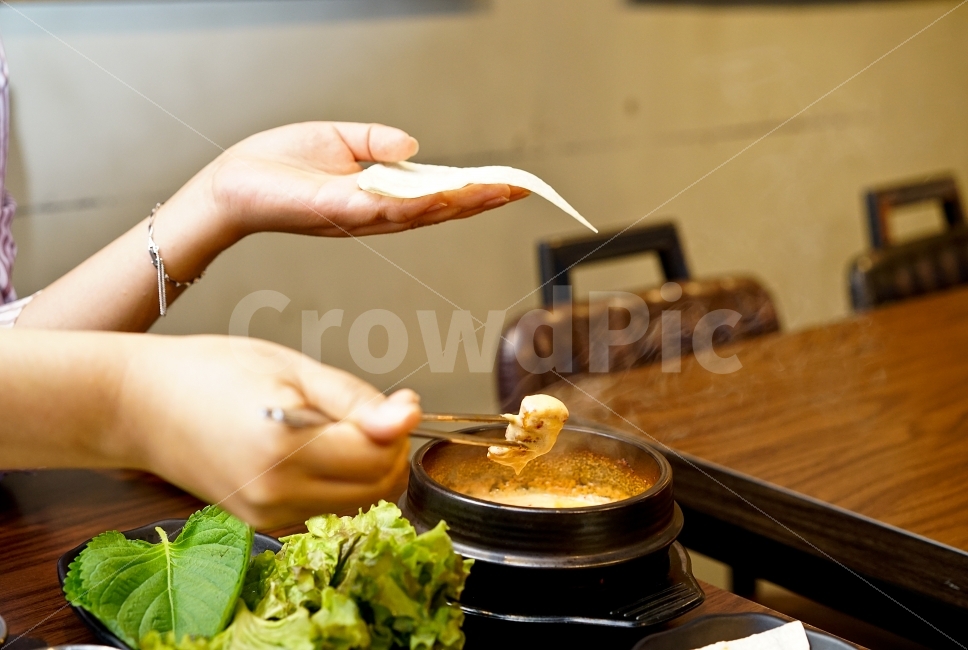 식사,돼지고기,삼겹살,고기,구이,소주안주,안주,먹방,꼬기,만남,술자리,술한잔,먹거리,푸드,불판,또띠아,이색,사람,인물,인간,human,person,신체일부,몸,body,음식,식재료,요리,food,cook,meal,dishes,food reserves,육류,고기,meat,한식,한국음식,한국요리,korean food,korean dishes,korean meal,korean cook