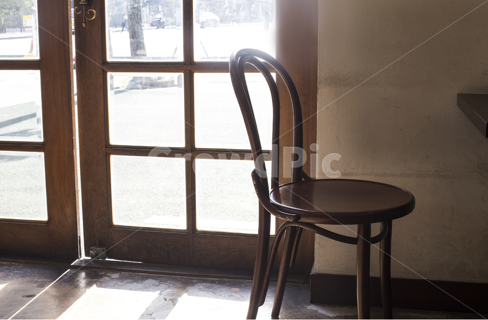 햇살,그림자,카페,의자,문,나무문,실내,인테리어,인테리어,실내디자인,interior design