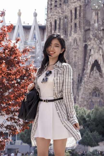 바르셀로나,유럽여행,사그라다파밀리아,스페인,여행인플루언써,모델,패션,여행모델,barcelona,spain,europe,fashion,sagradafamilia,cute,koreangirl,asian,행복,웃는여자,나무,치마,드레스,흰색,벨트,활짝,사람,인물,인간,human,person,여성,여자,woman,female,lady