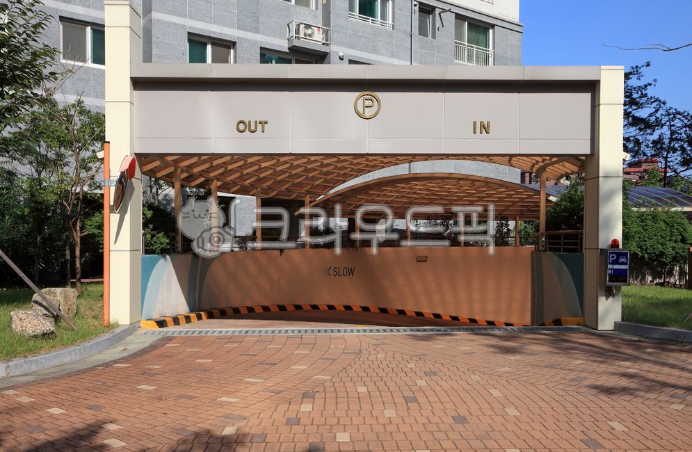 아파트,주차장,입구,출구,주차장입구,야외,실외,보도,블럭,보도블럭,시설