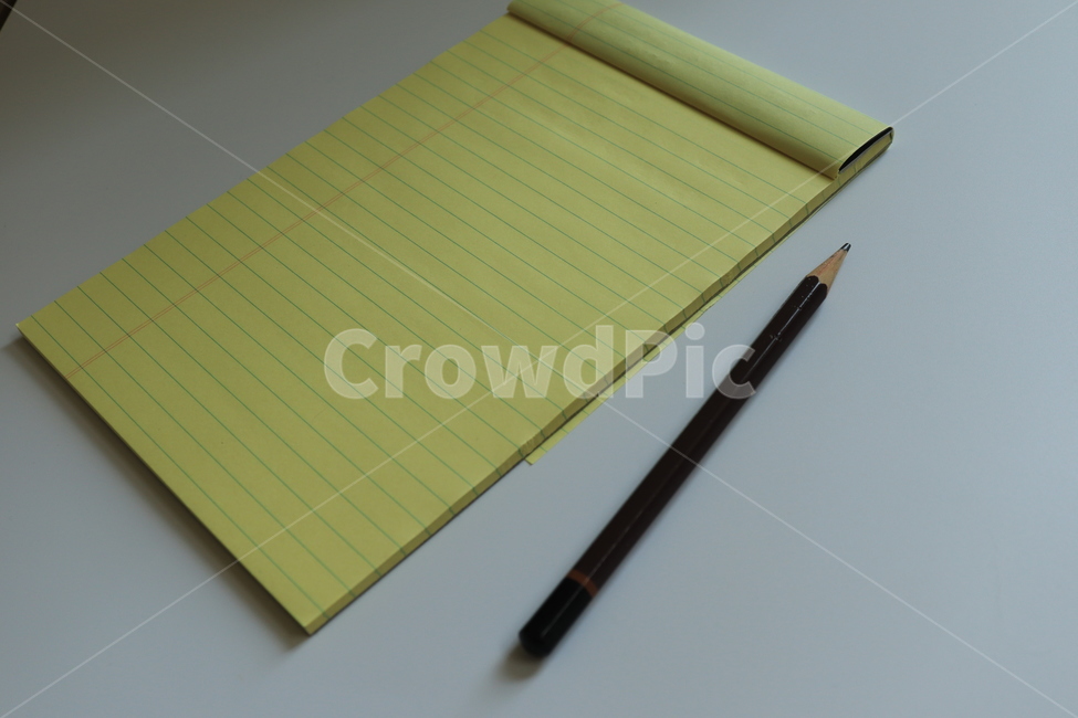 노트,note,메모,연필,사무용품,pencil,memo,노란색패드,회의,회사,company,office,officeequipment,fixtures,필기,기록,학용품,문구류,사무용품,school supplies,stationery,office supplies