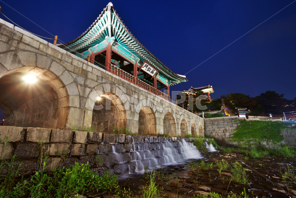 화홍문,수문,북수문,누각,수원화성,화성,수원,유네스코세계문화유산,고건축,조선시대,화홍관창,수원8경,홍예수문,야경,야경,밤,풍경,nightscape,night,landscape,한국전통,한국문화,korean traditional,korean culture,랜드마크,landmark,tourist attraction,한국랜드마크,한국관광지,한국명소,korea landmark,korea tourist attraction,건축물,건물외관,exterior,building,structure,architecture,construction,건물