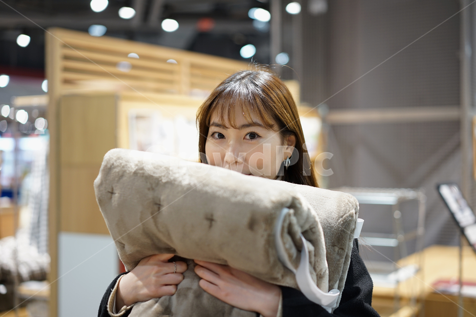 쇼핑,매장,shopping,백화점,아울렛,여자,여성,이불,담요,사람,인물,인간,human,person,여성,여자,woman,female,lady,쇼핑,shopping