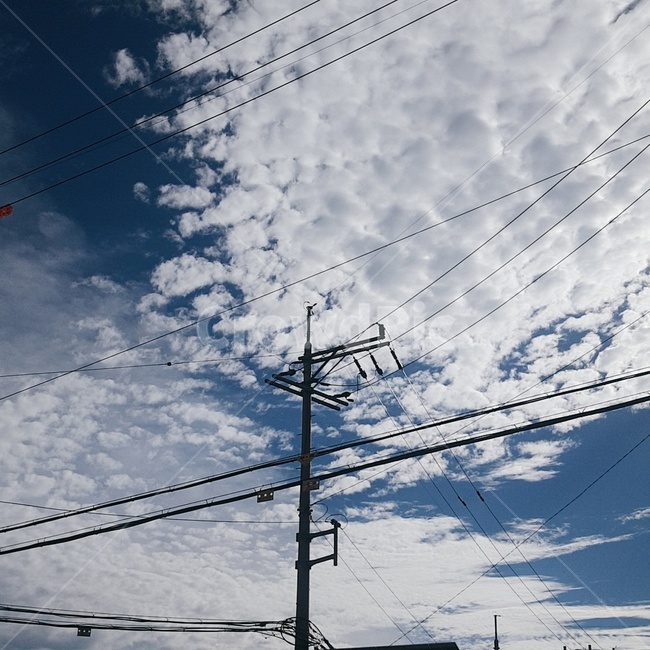 하늘,뭉개구름,풍경,전봇대,양떼구름,구름,자연,풍경,nature,landscape,utility pole,전신주,cable,케이블,power lines,전력선