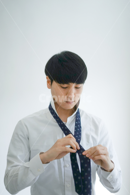 남성,남자,와이셔츠,정장,셔츠,의류,착용,옷,넥타이,tie,shirt,사람,인물,인간,human,person,남성,남자,man,male,패션스타일,의상,fashion,style
