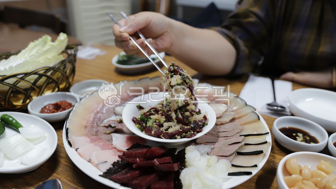 Raw seasoned stew,seasonedrawfish,Dolphin,minke whale,chopsticks,seasonedrawwhale,whaleboiledpork,minkwhake,Seasoned whale sashimi,whale,whalefin,round plate,dolphin,seacreature,animales,dish,person,animal,sesame,Sesame,seasoning,raw meat,plate,whale meat