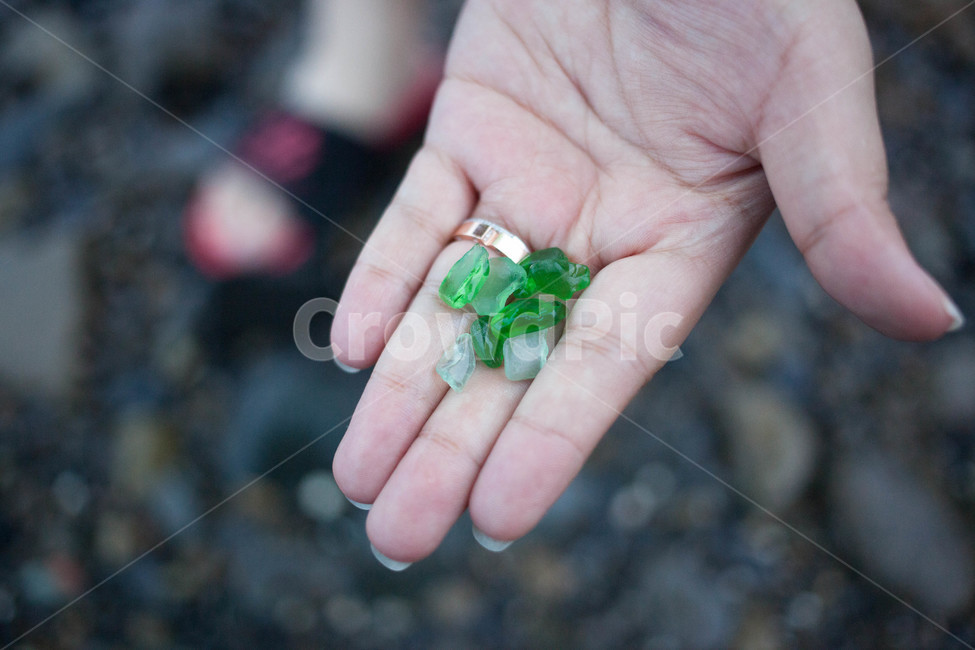 accessories,부속품,부속물,에메랄드,jewelry,human,인간,person,사람,바닷가,자갈,마모,유리